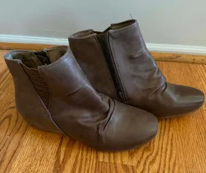 Baretraps Woman's Brown Ankle Boot Hidden Wedge Size 6 thumbnail 1