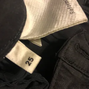 ❤️ Reformation black skinny jeans with knee rips thumbnail 2