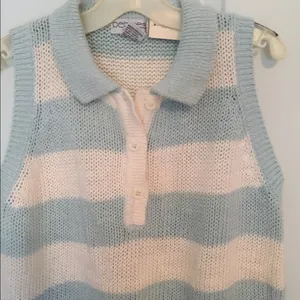 Cute knitted top. BNWT. Size S. Blue thumbnail 2