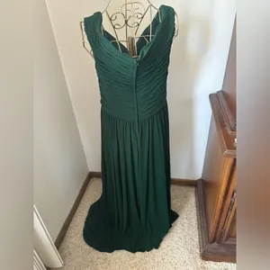 La Femme Green Off Shoulder Ruched Formal Gown Size 8 thumbnail 7