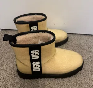 UGG Classic Clear Mini II Size 7 thumbnail 1