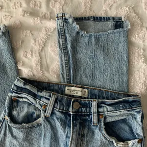 Abercrombie Women’s 26 2 Regular The 90’s Straight Ultra High Rise Jeans thumbnail 3