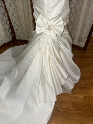 Gorgeous New David’s Bridal Strapless Ruched Satin Wedding Gown thumbnail 6