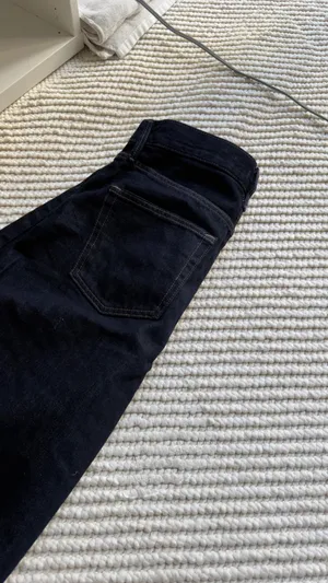 Uniqlo dark wash denim jeans size 27 thumbnail 2