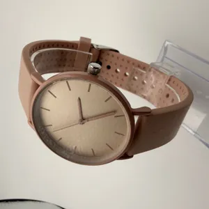 Stylish Pink Minimalist Women's Watch with Silicone Band, Working thumbnail 2