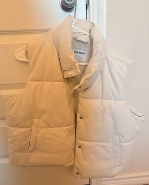 Old Navy Puffer Vest thumbnail 1