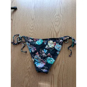 B8 New Women’s O’Neill String Bikini👙Bottoms Navy Floral Print Size Xs thumbnail 3
