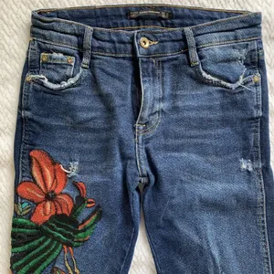 Zara Trafaluc Size 2 Skinny Jeans Multicolor Boho Floral Embroidered Distressed thumbnail 2