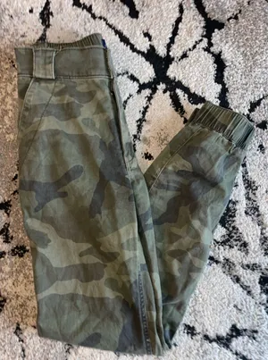 ⚠️SOLD⚠️Camo Joggers Green Size XS thumbnail 1