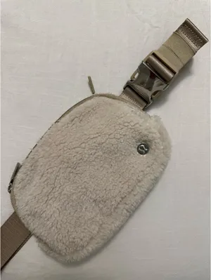 Lululemon Everywhere Belt Bag 1L thumbnail 1