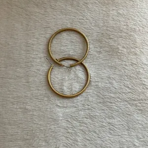 Chic Gold Textured Hoop Earrings thumbnail 4