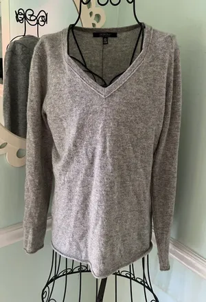 Saks Fifth avenue Sweater M‎ Gray v neck cashmere long sleeve Light Weight thumbnail 1