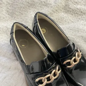Revitalign Laural Black Patent Loafers Gold Chain Sz 10 thumbnail 10