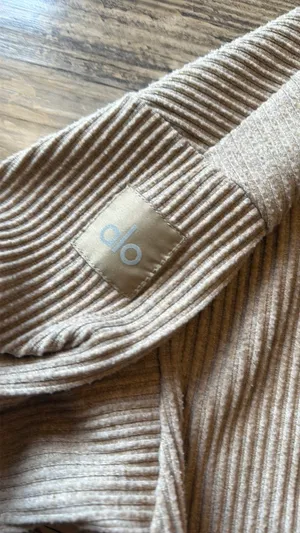 Alo crop sweatshirt hoodie thumbnail 2
