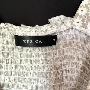 Zesica Smocked‎ Floral Sundress Small Tan White Womens Tie Shoulder Rayon thumbnail 4