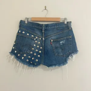 Levi’s Studded 501 Distressed Jean Shorts Sz 33 thumbnail 2