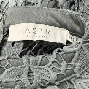 ASTR the Label Samantha Dress Dusty Blue Lace Women’s Medium thumbnail 3
