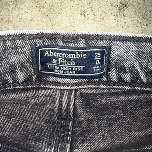 abercrombie ultra high rise mom.jean stonewash thumbnail 4