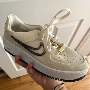 Nike Air Force 1 Sage Low LX "Light Cream" thumbnail 1