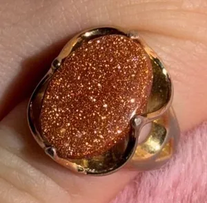 Vintage Style Goldstone Oval Statement Ring Gold Tone Heart Detail Sparkle Brown thumbnail 1