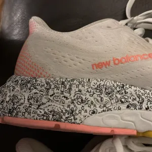 Women's Running Shoes - White and Pink thumbnail 3