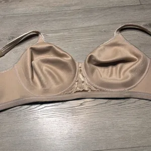 Playtex 4803‎ 18 Hour Silky Soft Smoothing Satin Trim Wireless Bra 38C thumbnail 3