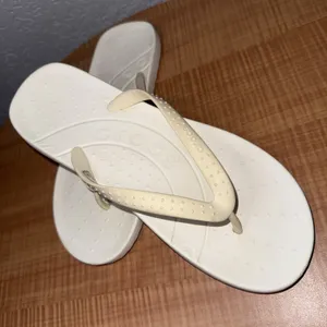 Crocs Basic Beach Sandals White Thong Comfort Iconic Summer Flip-Flop Size M7 W9 thumbnail 1