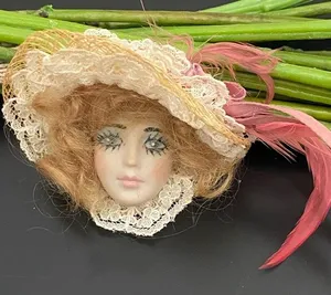 Vintage Porcelain Face Victorian Lady Head with Fascinator Hat Brooch 21g thumbnail 1