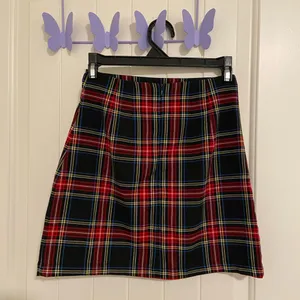NWOT John Galt women’s black red plaid cara‎ miniskirt zip small slit 23” waist thumbnail 5