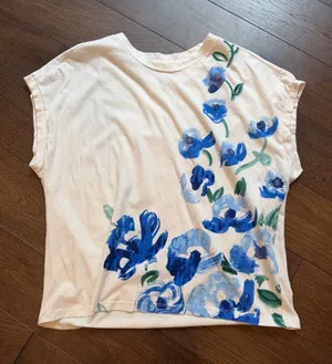 Anthropologie White Tee with Blue Floral Brushstroke Print Size Medium - C4-118 thumbnail 1
