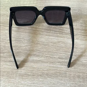 Sleek Black Sunglasses thumbnail 5