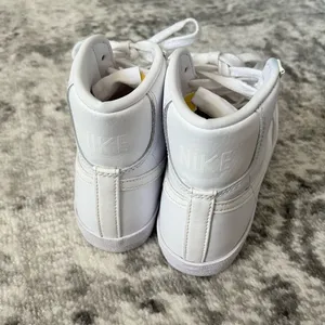 Women’s Nike Blazer Mid '77 Triple White thumbnail 7