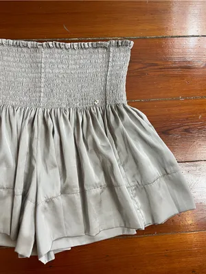 NATURAL LIFE Daisy Flowy Satin Shorts Smocked Silver Gray XS/S 💛🎀 thumbnail 3
