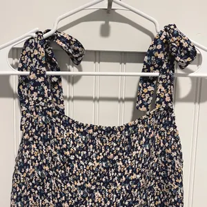 Angel Maternity Dress Women M Navy Floral Boho Smocked Tie Strap Tiered Midi thumbnail 3