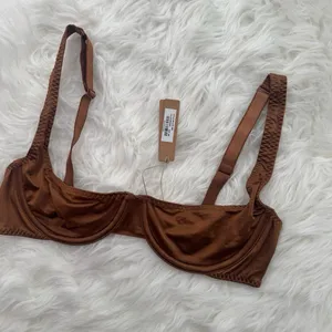 Skims Stretch Satin Unlined Underwire Scoop Bra Bronze Size 32B thumbnail 4