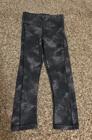 Athleta Ultimate Stash Pocket Printed Capri Leggings XS Xtra Small Black Camo thumbnail 1
