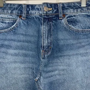 🆕‎ FREE PEOPLE WE THE FREE Bailey Denim Fringe Raw Edge Mini Skirt EUC Size 26 thumbnail 3