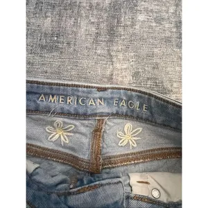 American Eagle Distressed Light Wash Daisy Embroidered Cut Off Mom Shorts Size 0 thumbnail 3