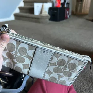 COACH Light Khaki & Chalk White‎ Signature Slim ZIPPY Wristlet Wallet thumbnail 8