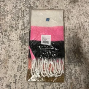 Urban Outfitters Holly Brushed Oversized Scarf in Pink/Rose thumbnail 4
