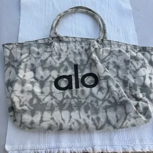 Alo Yoga Tie-Dye Shopper Tote thumbnail 5