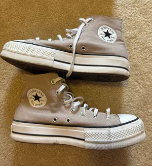 High-Top Converse Sneakers Women’s Chuck Taylor thumbnail 1