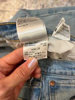 Levi’s wedgie straight Jeans with Distressed Knee size 28/28. thumbnail 11