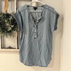 J. Crew‎ Blue Chambray Denim Top Women's Size XS Quarter Button Detail Sleeve thumbnail 2