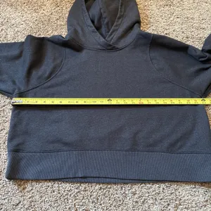 Lululemon Black Loungeful Cropped Hoodie Sweatshirt Women's Sz 8 Or 6 thumbnail 4