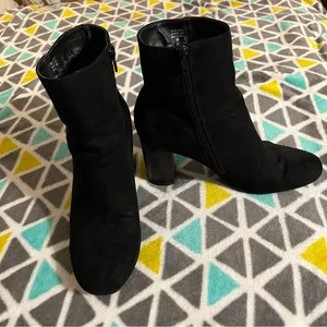 Heeled boots Size 10 thumbnail 1
