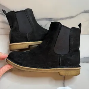 Clarks Wmns Black Leather Desert Peak Chelsea Boots Sz 7.5 Classic Closet Staple thumbnail 8