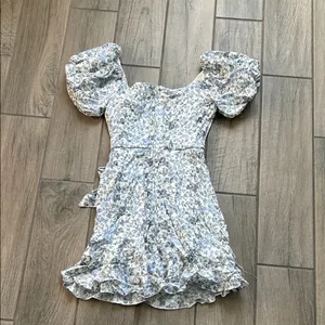 Trixxi Blue and White Floral Puff Sleeve Dress thumbnail 5