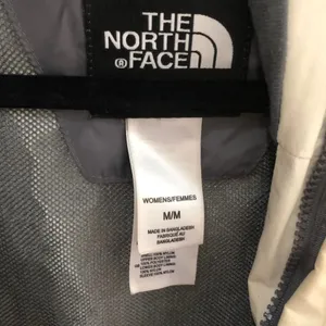 Women's North Face Waterproof‎ Shell thumbnail 3