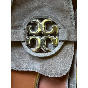 Tory Burch Suede Loafers Taupe Gold Logo Driving Moc Flats Size 8 thumbnail 7